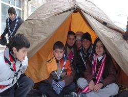 Eskimo evinde kampa girdiler